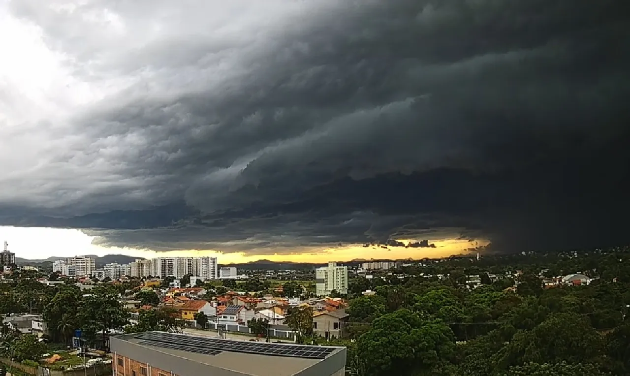 A imagem mostra o avanço de chuva sobre a cidade de Itaboraí/RJ